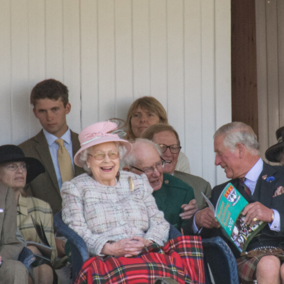 La reine Elisabeth II, le prince Philip duc d'Edimbourg, le prince Charles assistent aux jeux de Braemar en Ecosse, le 2 septembre 2017.