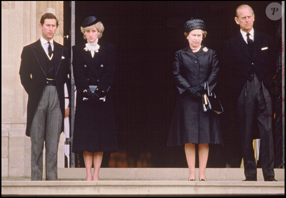 Le prince Charles, Diana, la reine Elizabeth et le prince Philip.