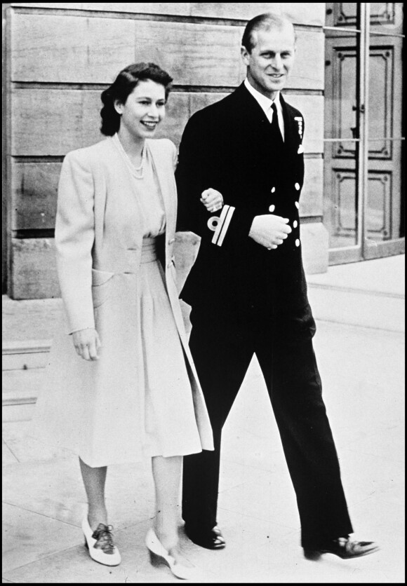 La reine Elizabeth et le prince Philip le jour de l'annonce de leurs fiançailles en 1947.