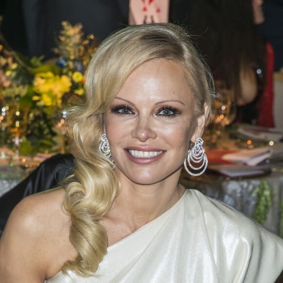 Pamela Anderson à la 17ème édition du "Dîner de la mode du Sidaction" au Pavillon d'Armenonville à Paris, France © Olivier Borde/Bestimage