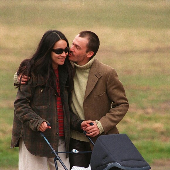 Florent Pagny se promène en famille, avec Azucena et leur fille Inca.