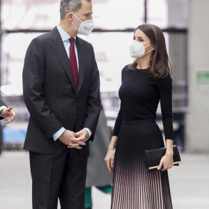 Le roi Felipe VI et la reine Letizia d'Espagne lors de la remise des prix APM Journalism Awards 2019 et 2020 à Madrid le 9 février 2021
