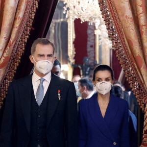 Le roi Felipe VI et la reine Letizia d'Espagne, reçoivent des ambassadeurs étrangers au Palais Royal le 28 janvier 2021 à Madrid, Espagne.