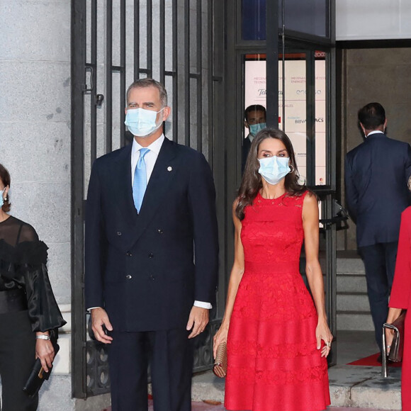 Le roi Felipe VI et la reine Letizia d'Espagne (masqués), assistent à l'ouverture de la saison 2020-2021 du Théâtre Royal à Madrid le 18 septembre 2020.