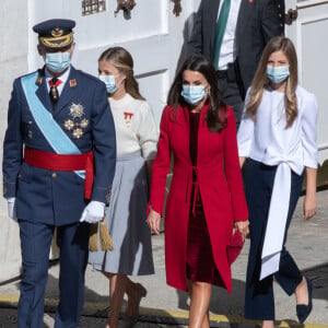 Le roi Felipe VI et la reine Letizia d'Espagne assistent en famille, avec la princesse Leonor et L'infante Sofia d'Espagne, à une cérémonie militaire à Madrid. Octobre 2020.