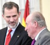 Le roi Felipe VI d'Espagne et son père le roi Juan Carlos le 10 janvier 2019 lors de la cérémonie des Prix nationaux du sport espagnol au palais du Pardo à Madrid.