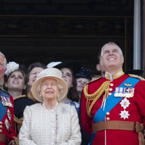 La reine Elisabeth II entourée de sa famille dont le prince Harry et Meghan Markle au balcon du palais de Buckingham lors de la parade Trooping the Colour 2019, célébrant son 93e anniversaire, à Londres, le 8 juin 2019. 