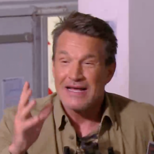 Benjamin Castaldi présente Bernard Flament, réalisateur des émissions de C8 et également premier mari de son ex-femme Flavie Flament.