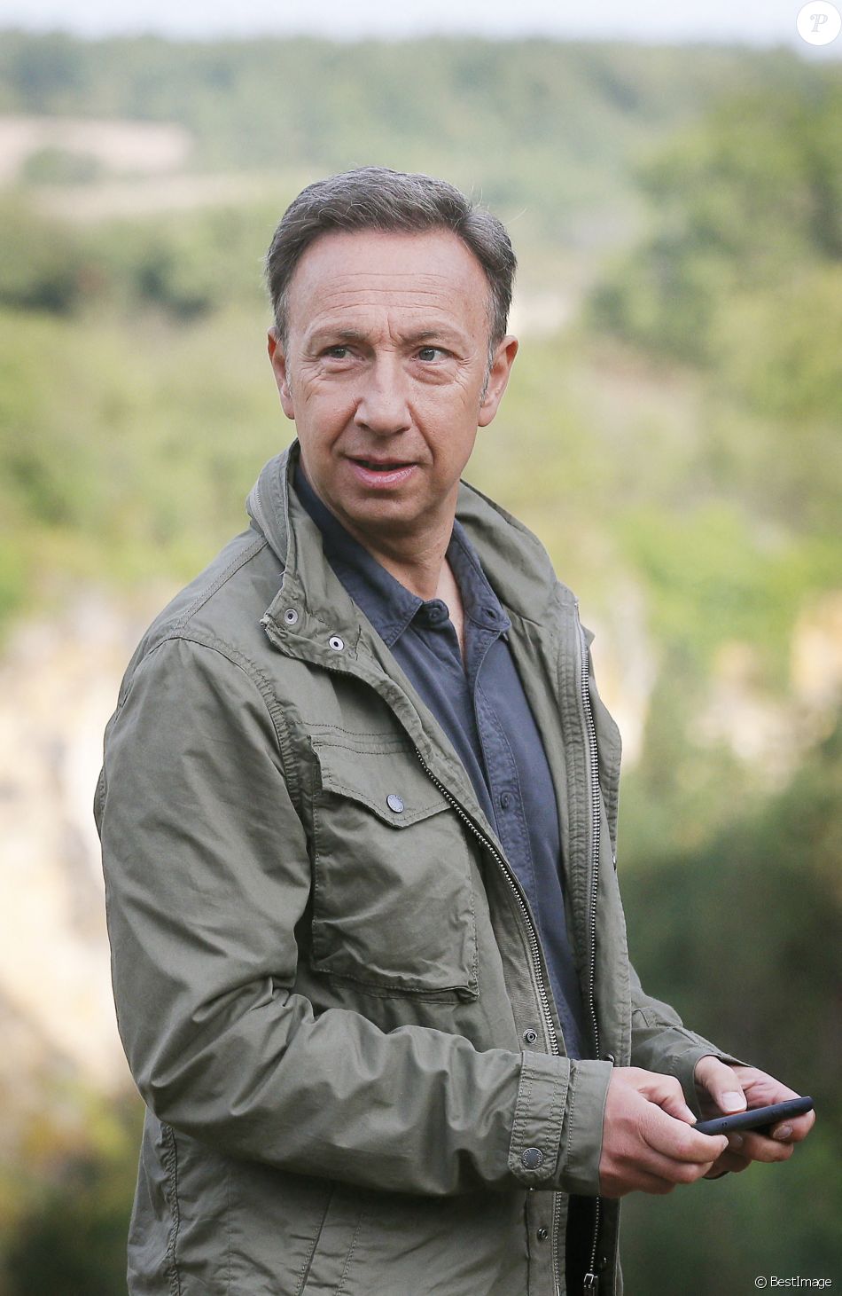 Exclusif Stéphane Bern tient son premier rôle devant la caméra d'O. Guignard dans le téléfilm de France 3 "La Mort vue du ciel" à Châteauneuf-sur-Charente, le 17 août 2020.