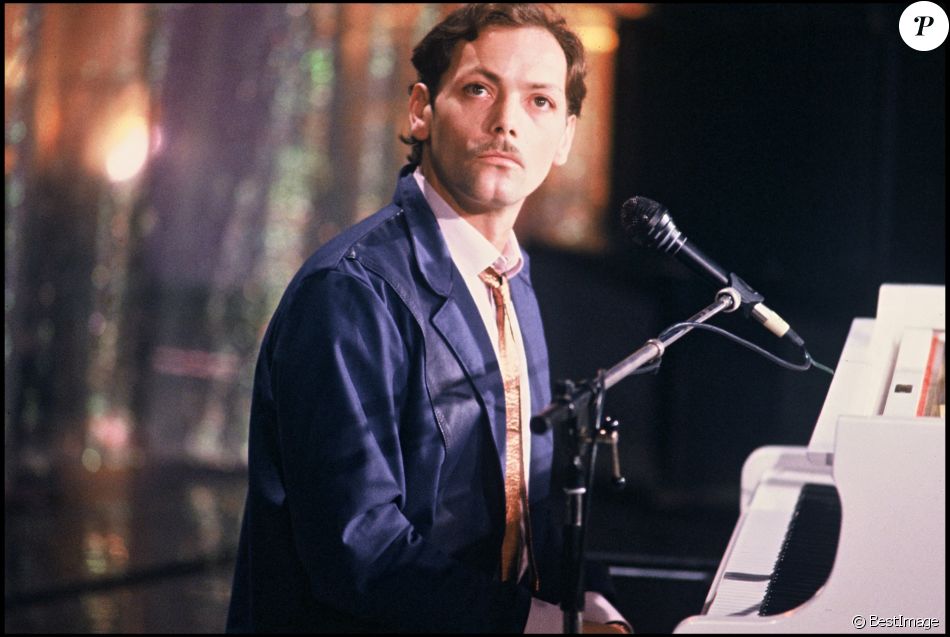 ARCHIVES - PATRICK DEWAERE AU PIANO LORS DE L' EMISSION CHAMPS ELYSEES