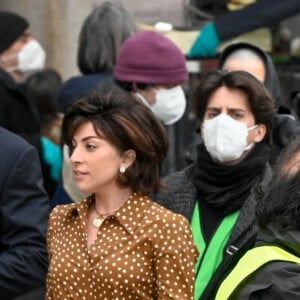 Lady Gaga et Adam Driver tournent une scène du film Gucci (House of Gucci) à Milan, le 11 mars 2021.