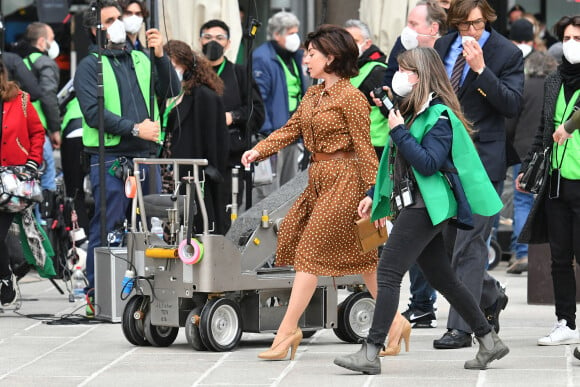 Lady Gaga et Adam Driver tournent une scène du film Gucci (House of Gucci) à Milan, le 11 mars 2021.