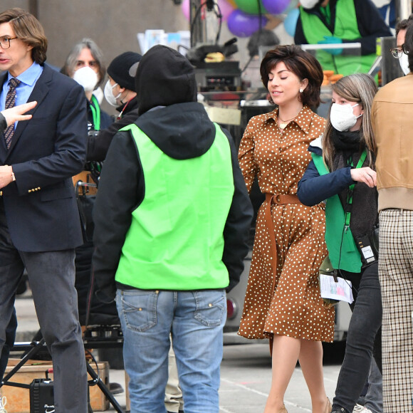 Lady Gaga et Adam Driver tournent une scène du film Gucci (House of Gucci) à Milan, le 11 mars 2021.