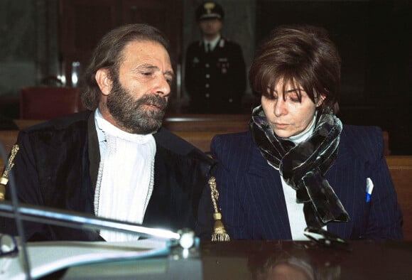 Patrizia Reggiani et son avocat Giovanni Maria Dedola lors de son procès pour avoir commandité le meurtre de son ex-mari Maurizio Gucci.