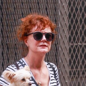 Susan Sarandon se promène dans New York avec son chien le 7 octobre 2019.