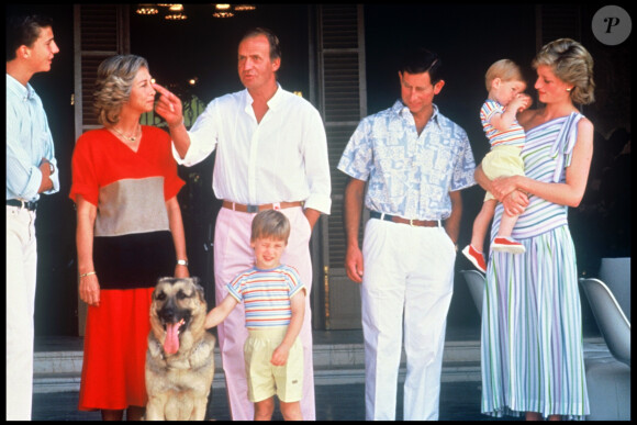 Le prince Charles et Diana, leurs enfants Harry et William, avec le roi Juan Carlos et la reine Sophia d'Espagne à Palma de Majorque en 1986.