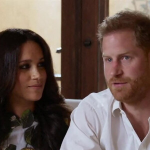 Le prince Harry et Meghan Markle (Robe Oscar de la Renta), duc et duchesse de Sussex, font leur première apparition en podcast sur Spotify depuis l'annonce de la deuxième grossesse de Meghan le 22 février 2021.