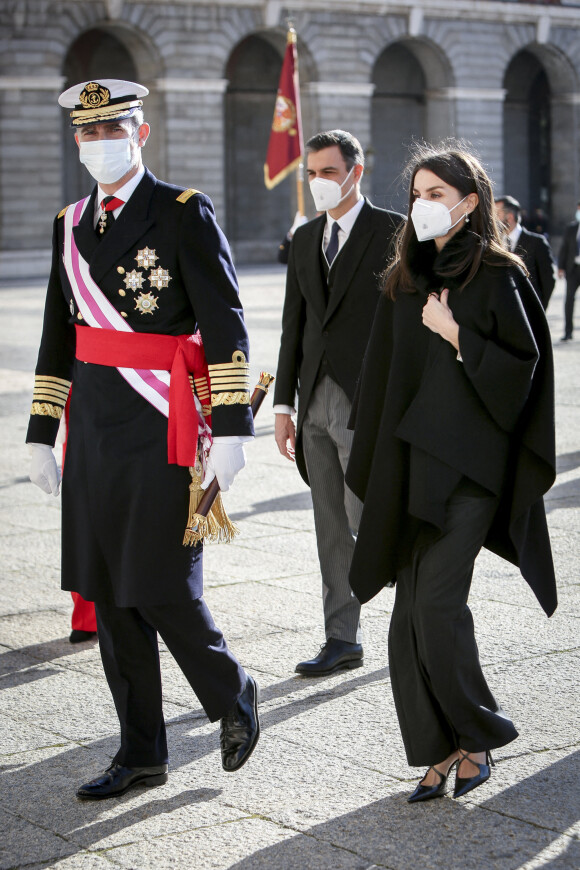 Pedro Sanchez, le roi Felipe VI et la reine Letizia d'Espagne - Le roi et la reine d'Espagne lors de la cérémonie des voeux au personnels militaires au palais royal à Madrid. Le 6 janvier 2021