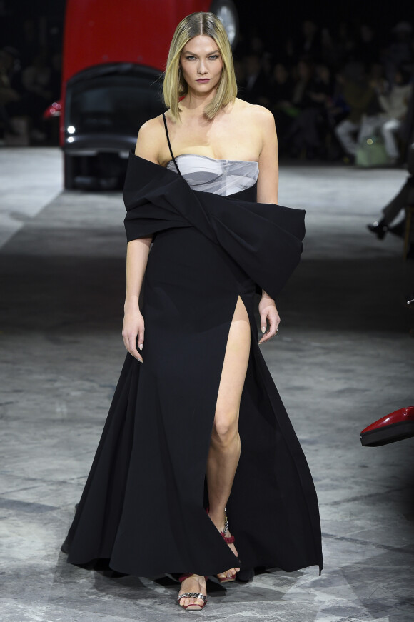 Karlie Kloss - Défilé Off-White "Collection Prêt-à-Porter Automne/Hiver 2020-2021" lors de la Fashion Week de Paris (PFW), le 27 février 2020.