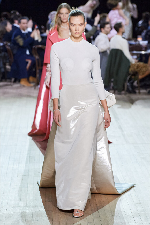 Karlie Kloss défile pour Marc Jacobs, collection automne-hiver 2020-2021, à la Park Avenue Armory. New York, le 12 février 2020.