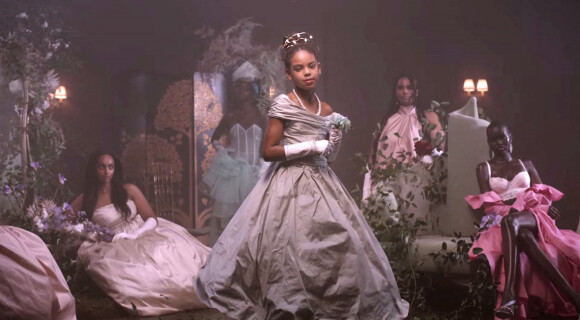 Beyoncé s'est entourée de sa fille de 8 ans, Blue Ivy Carter, Naomi Campbell, Kelly Rowland et Lupita Nyong'o dans le clip de sa chanson "Brown Skin Girl".