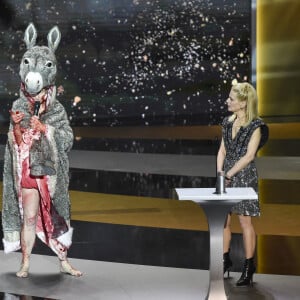 Corinne Masiero et Marina Foïs, maîtresse de cérémonie sur scène lors de la 46ème cérémonie des César à l'Olympia à Paris le 12 mars 202. © Dominique Charriau/ Pool / Bestimage