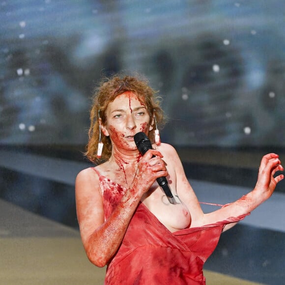 Corinne Masiero sur scène lors de la 46ème cérémonie des César à l'Olympia à Paris le 12 mars 202. © Pierre Villard/ Pool / Bestimage