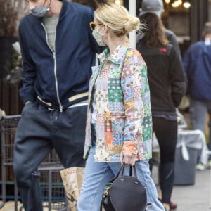 Exclusif - Emma Roberts et son compagnon Garrett Hedlund sont allés faire des courses chez Bristol Farms à Beverly Hills, Los Angeles, le 15 mars 2021.