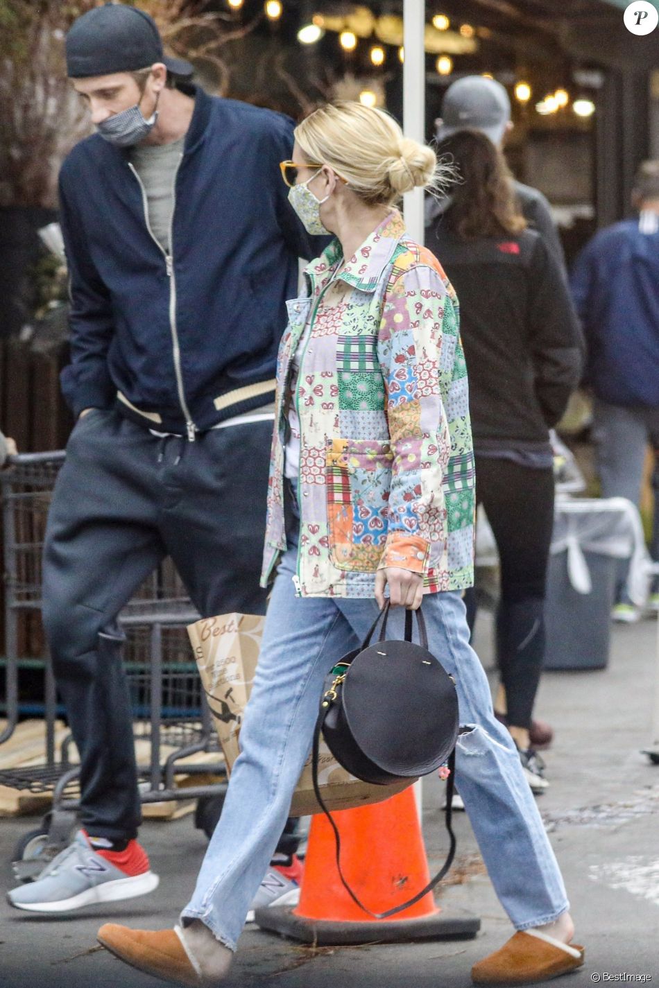 Exclusif - Emma Roberts et son compagnon Garrett Hedlund sont allés faire des courses chez Bristol Farms à Beverly Hills, Los Angeles, le 15 mars 2021.