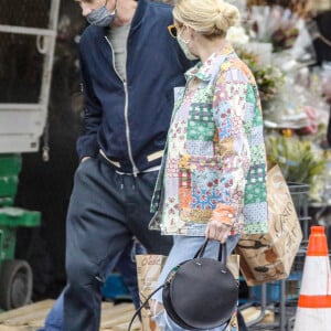 Exclusif - Emma Roberts et son compagnon Garrett Hedlund sont allés faire des courses chez Bristol Farms à Beverly Hills, Los Angeles, le 15 mars 2021.