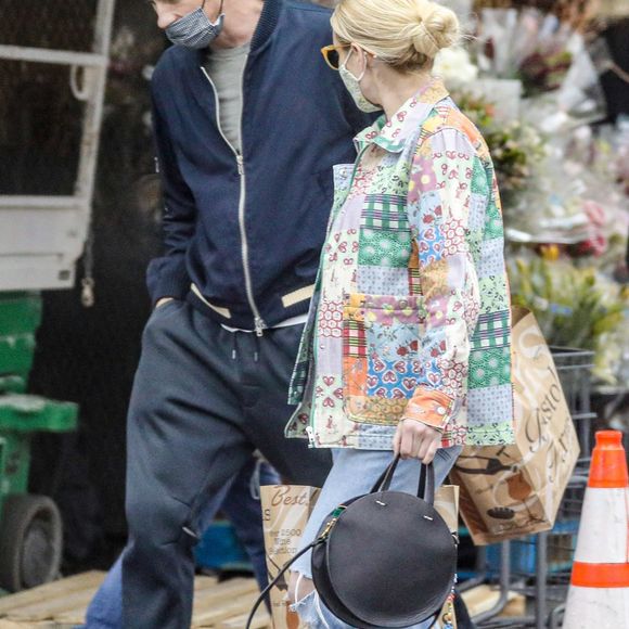 Exclusif - Emma Roberts et son compagnon Garrett Hedlund sont allés faire des courses chez Bristol Farms à Beverly Hills, Los Angeles, le 15 mars 2021.