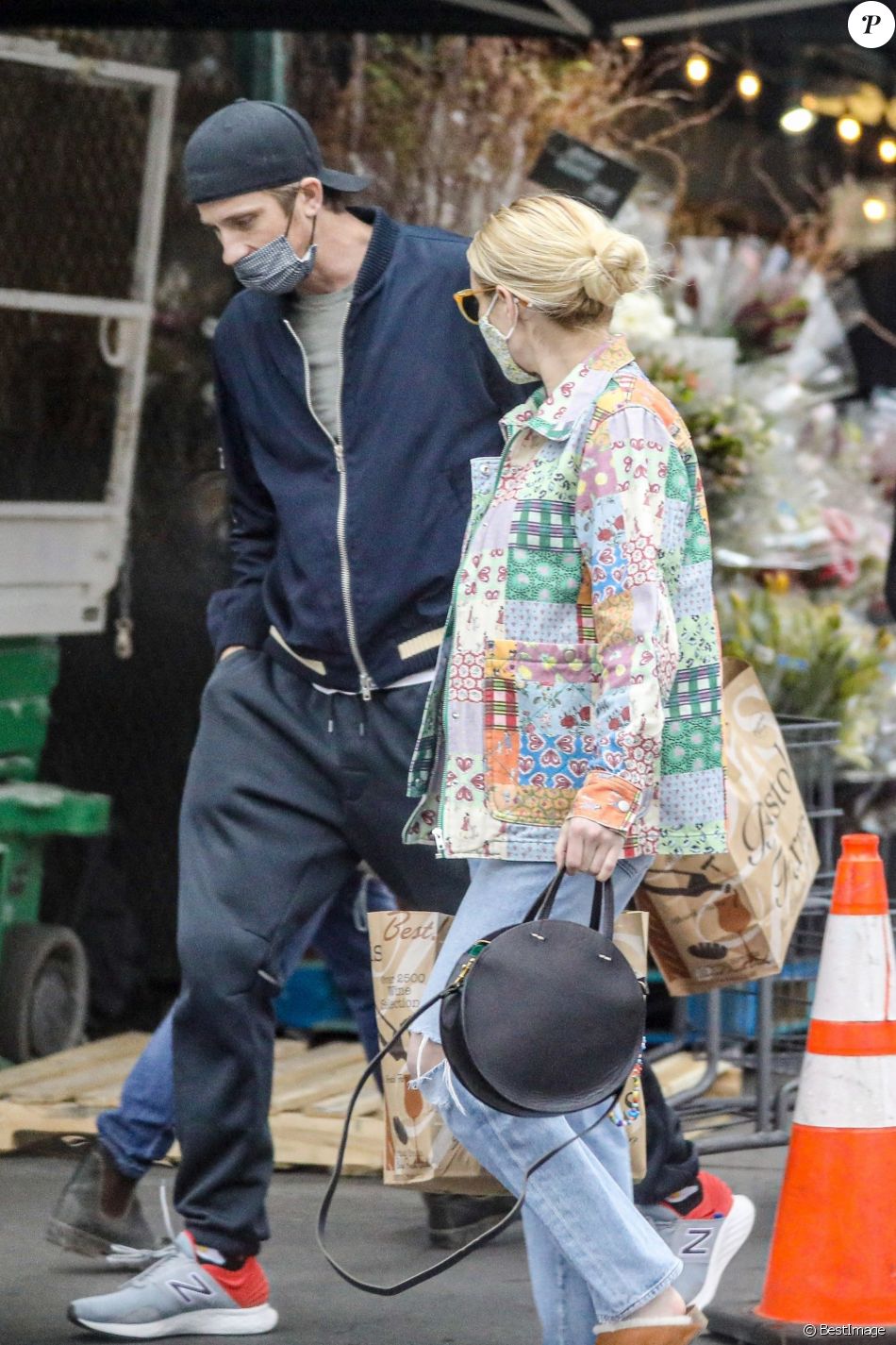 Exclusif - Emma Roberts et son compagnon Garrett Hedlund sont allés faire des courses chez Bristol Farms à Beverly Hills, Los Angeles, le 15 mars 2021.