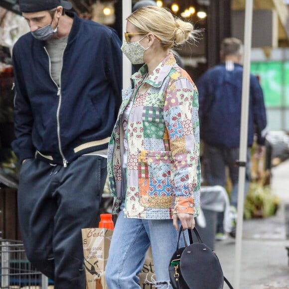 Exclusif - Emma Roberts et son compagnon Garrett Hedlund sont allés faire des courses chez Bristol Farms à Beverly Hills, Los Angeles, le 15 mars 2021.