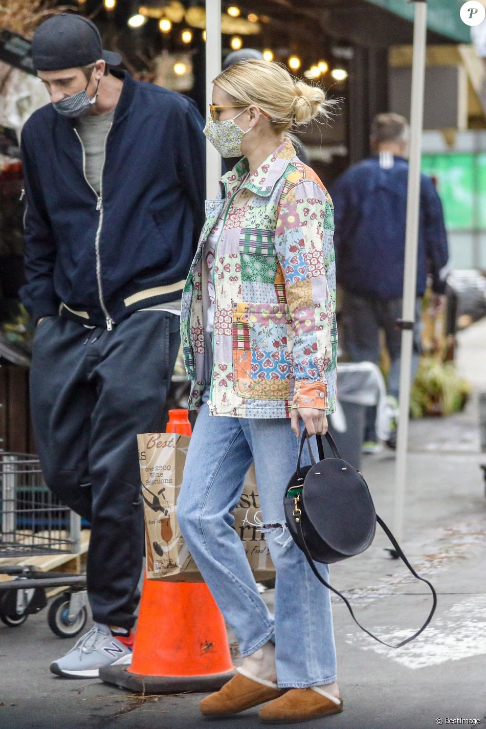 Exclusif - Emma Roberts et son compagnon Garrett Hedlund sont allés faire des courses chez Bristol Farms à Beverly Hills, Los Angeles, le 15 mars 2021.