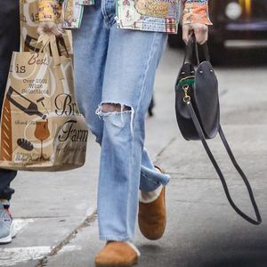 Exclusif - Emma Roberts et son compagnon Garrett Hedlund sont allés faire des courses chez Bristol Farms à Beverly Hills, Los Angeles, le 15 mars 2021.