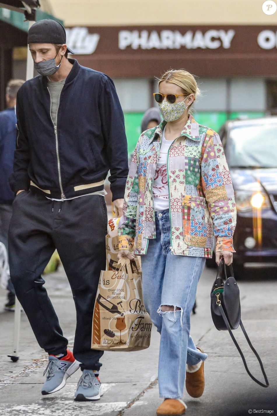 Exclusif - Emma Roberts et son compagnon Garrett Hedlund sont allés faire des courses chez Bristol Farms à Beverly Hills, Los Angeles, le 15 mars 2021.