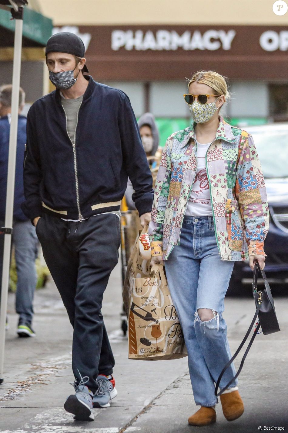Exclusif - Emma Roberts et son compagnon Garrett Hedlund sont allés faire des courses chez Bristol Farms à Beverly Hills, Los Angeles, le 15 mars 2021.