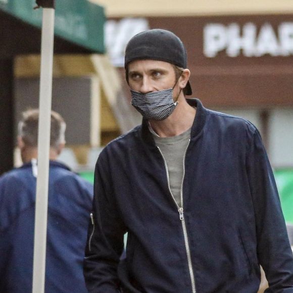 Exclusif - Emma Roberts et son compagnon Garrett Hedlund sont allés faire des courses chez Bristol Farms à Beverly Hills, Los Angeles, le 15 mars 2021.