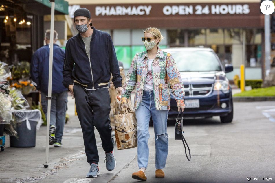 Exclusif - Emma Roberts et son compagnon Garrett Hedlund sont allés faire des courses chez Bristol Farms à Beverly Hills, Los Angeles, le 15 mars 2021.