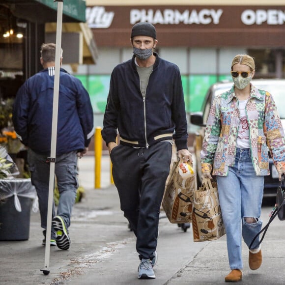 Exclusif - Emma Roberts et son compagnon Garrett Hedlund sont allés faire des courses chez Bristol Farms à Beverly Hills, Los Angeles, le 15 mars 2021.