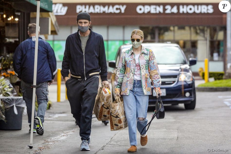 Exclusif - Emma Roberts et son compagnon Garrett Hedlund sont allés faire des courses chez Bristol Farms à Beverly Hills, Los Angeles, le 15 mars 2021.