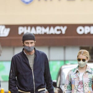 Exclusif - Emma Roberts et son compagnon Garrett Hedlund sont allés faire des courses chez Bristol Farms à Beverly Hills, Los Angeles, le 15 mars 2021.