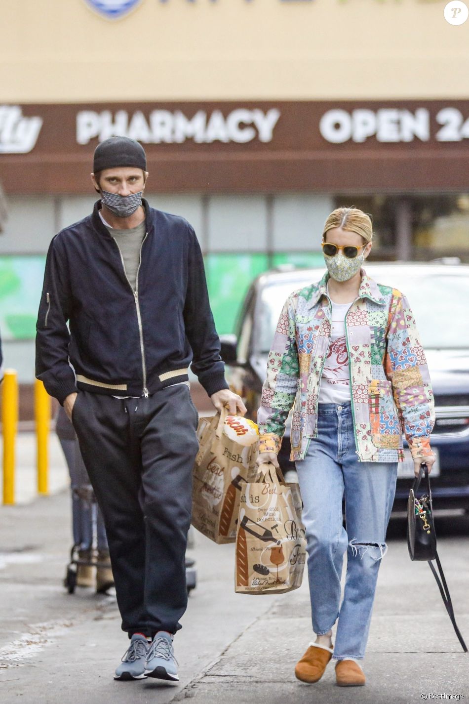 Exclusif - Emma Roberts et son compagnon Garrett Hedlund sont allés faire des courses chez Bristol Farms à Beverly Hills, Los Angeles, le 15 mars 2021.