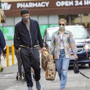 Exclusif - Emma Roberts et son compagnon Garrett Hedlund sont allés faire des courses chez Bristol Farms à Beverly Hills, Los Angeles, le 15 mars 2021.