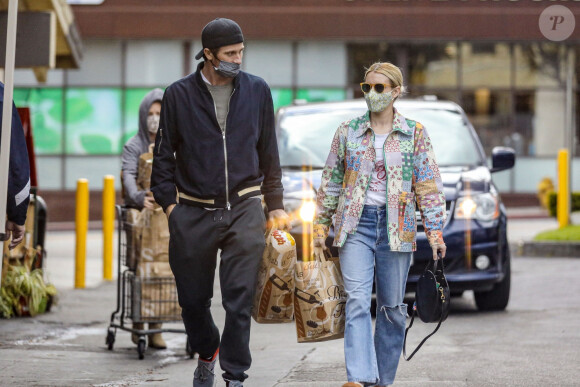 Exclusif - Emma Roberts et son compagnon Garrett Hedlund sont allés faire des courses chez Bristol Farms à Beverly Hills, Los Angeles, le 15 mars 2021.