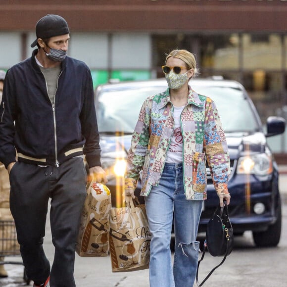 Exclusif - Emma Roberts et son compagnon Garrett Hedlund sont allés faire des courses chez Bristol Farms à Beverly Hills, Los Angeles, le 15 mars 2021.