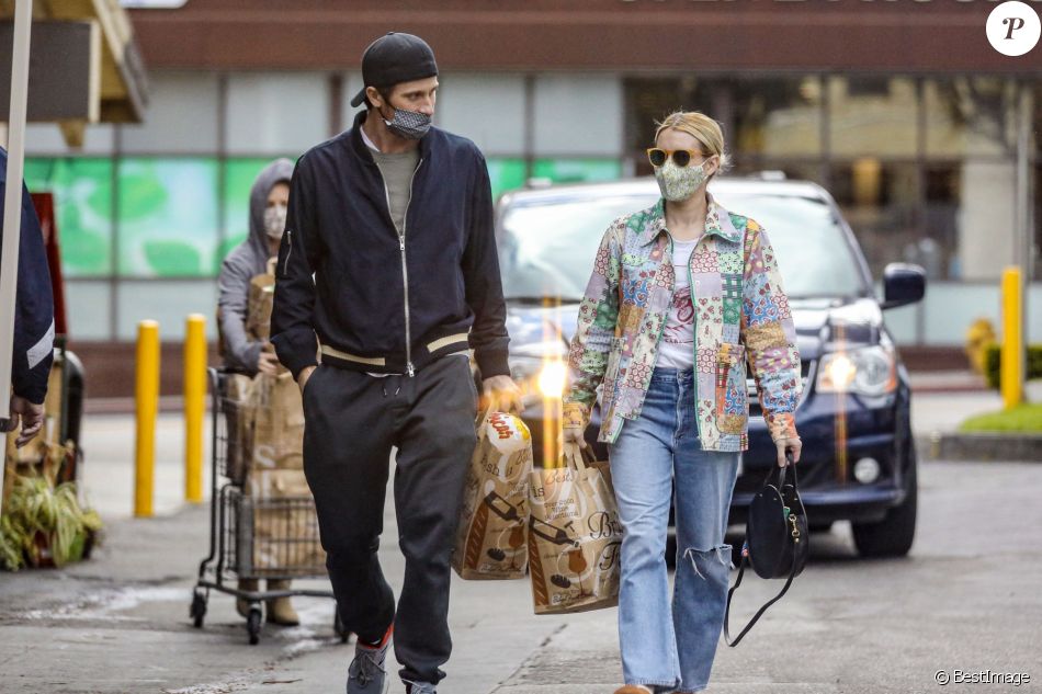 Exclusif - Emma Roberts et son compagnon Garrett Hedlund sont allés faire des courses chez Bristol Farms à Beverly Hills, Los Angeles, le 15 mars 2021.