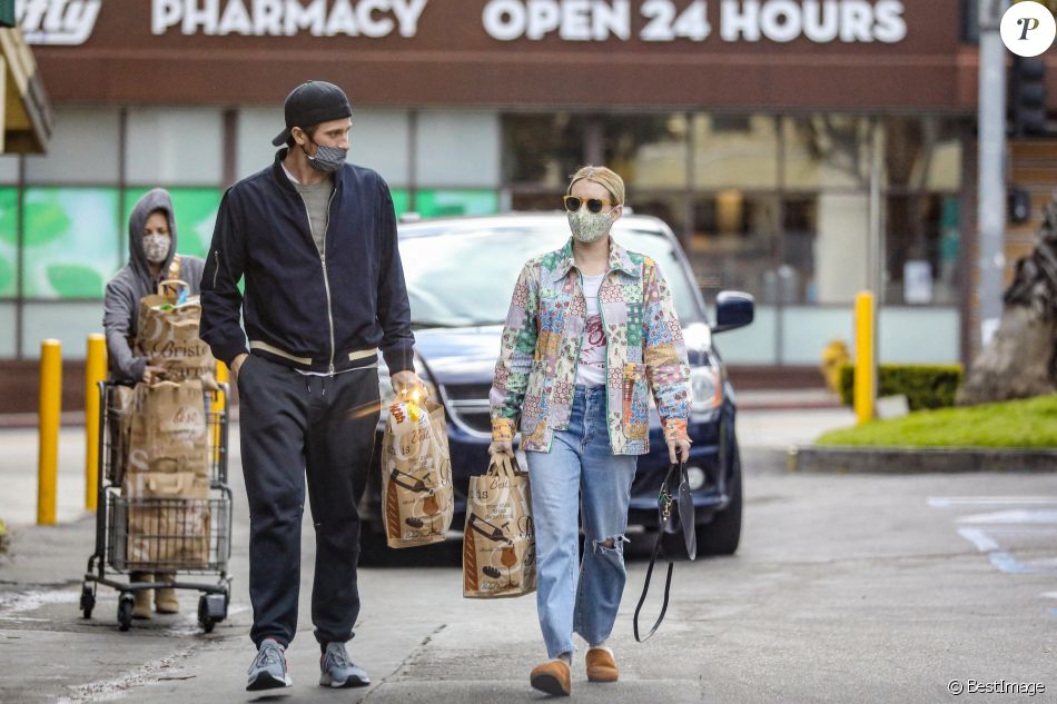 Exclusif - Emma Roberts et son compagnon Garrett Hedlund sont allés faire des courses chez Bristol Farms à Beverly Hills, Los Angeles, le 15 mars 2021.