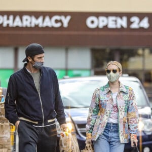 Exclusif - Emma Roberts et son compagnon Garrett Hedlund sont allés faire des courses chez Bristol Farms à Beverly Hills, Los Angeles, le 15 mars 2021.