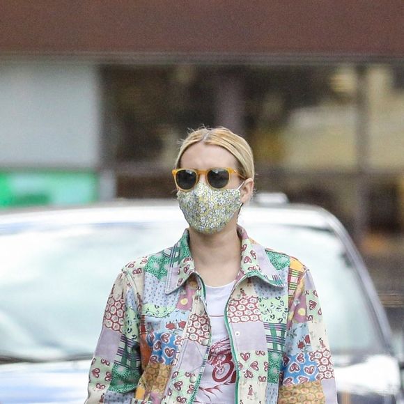 Exclusif - Emma Roberts et son compagnon Garrett Hedlund sont allés faire des courses chez Bristol Farms à Beverly Hills, Los Angeles, le 15 mars 2021.